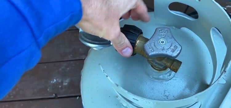How do you remove Regulator from a gas grill